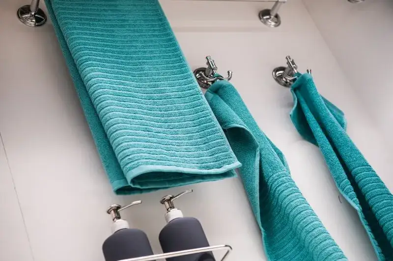 Jakie wieszaki na ręczniki do łazienki wybrać, by zachwycały stylem i funkcjonalnością?