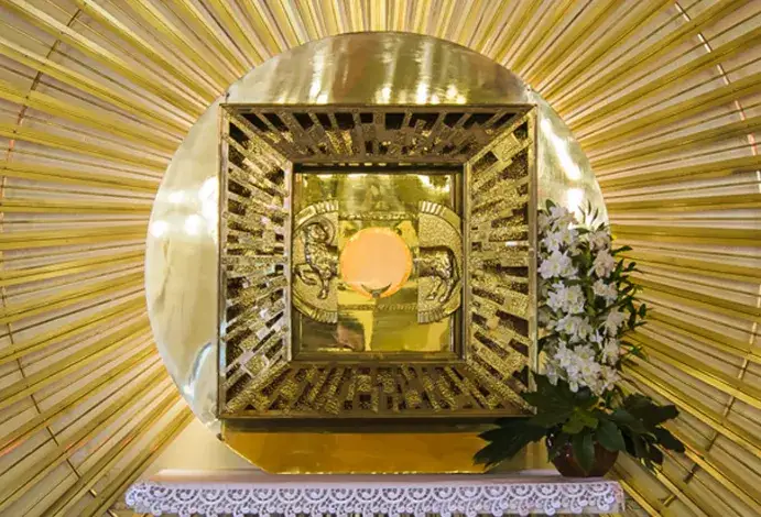 Co to jest adoracja w kościele i dlaczego jest tak ważna?