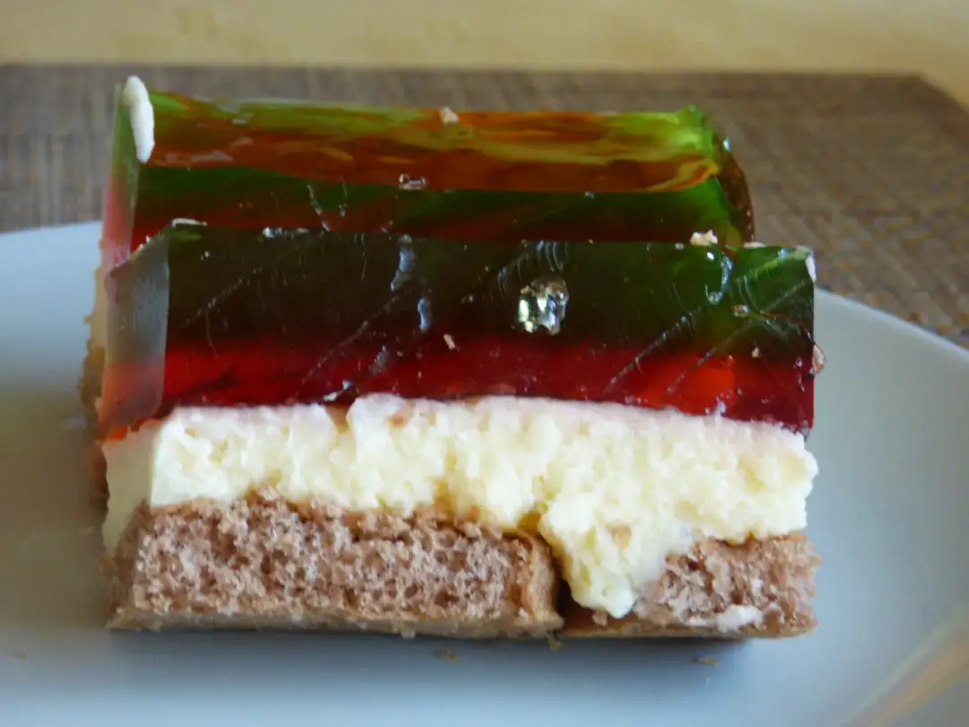 Tęczowe ciasto bez pieczenia przepis – łatwe i efektowne dla każdego