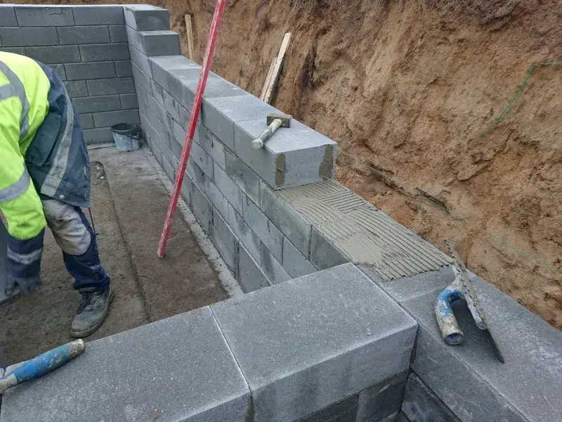 Bloczki betonowe na klej czy zaprawę - co wybrać dla trwałości?