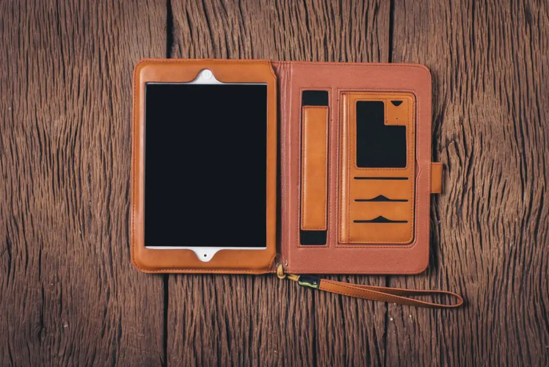 Jak zdjąć i założyć etui na tablet, żeby go nie uszkodzić?