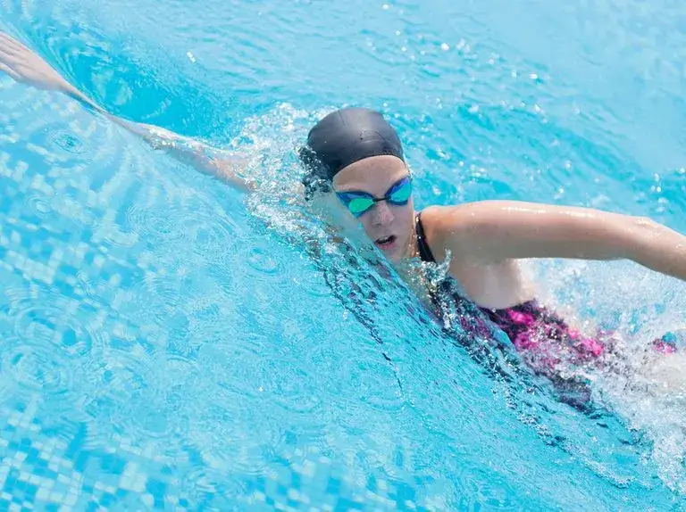 Najlepszy styl pływania na odchudzanie - spal kalorie skutecznie