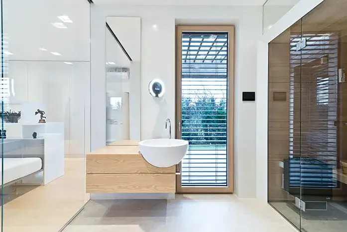Jakie okna do łazienki wybrać, aby zapewnić prywatność i wentylację?