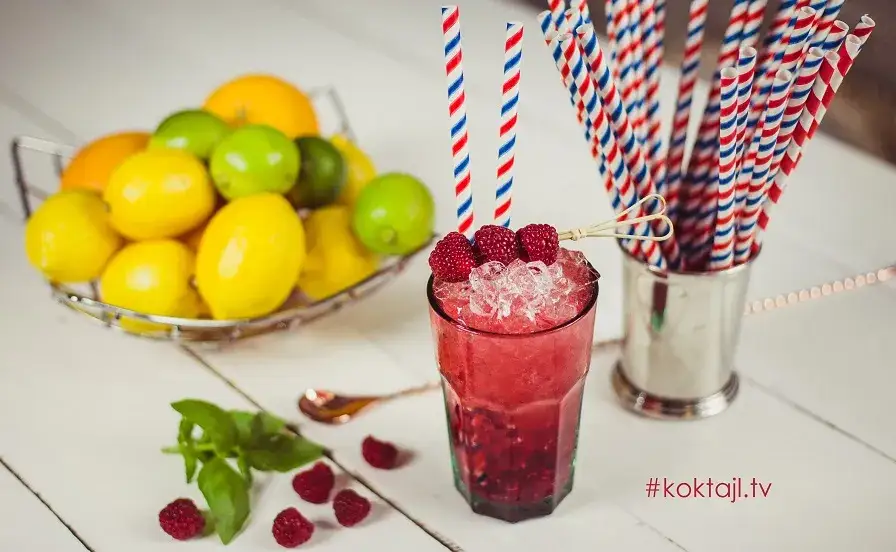 Najlepsze drinki z syropem malinowym, które zachwycą Twoje podniebienie