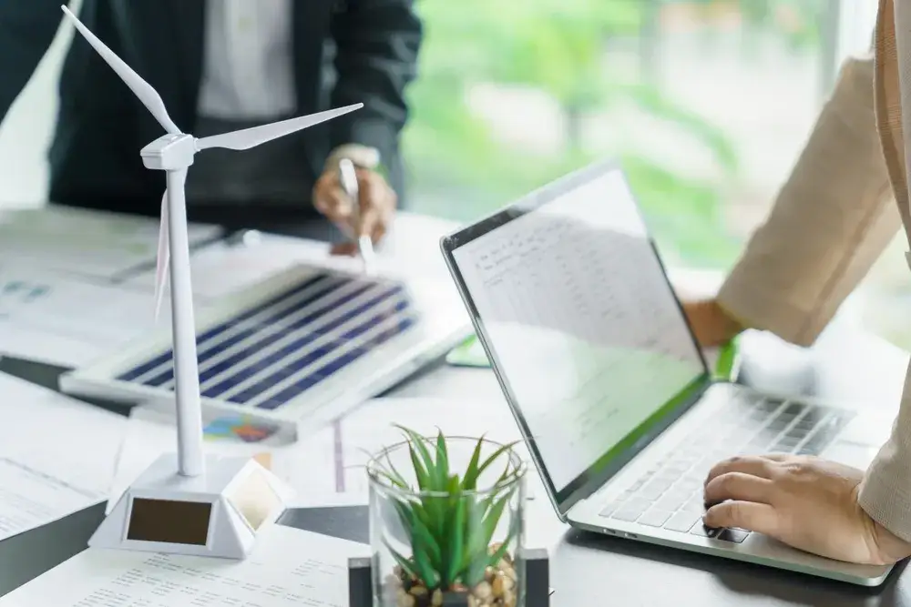 Jak wybrać odpowiednie szkolenie z ochrony środowiska dla firmy? Poradnik krok po kroku