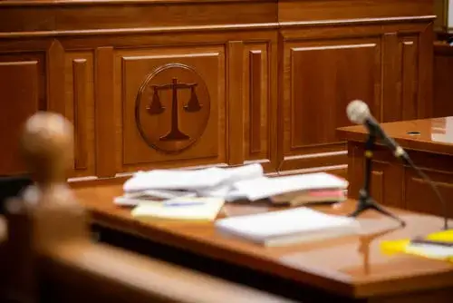 Czy powód dostaje odpowiedź na pozew? Poznaj swoje prawa i możliwości