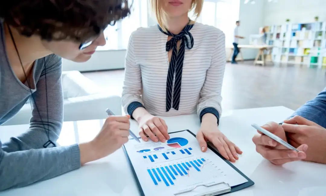 Jak skutecznie analizować reklamy TV: metody i wskaźniki