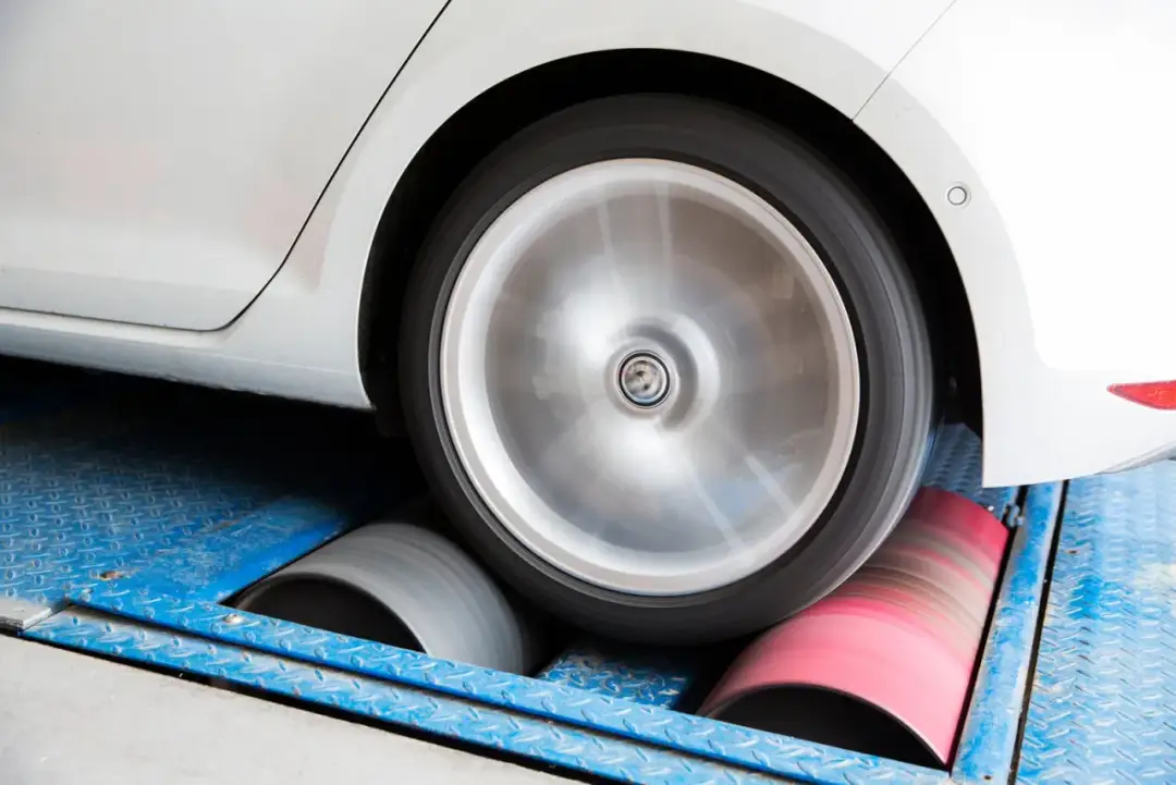 Jak sprawdzić ile koni ma auto? Ważne metody pomiaru mocy silnika.