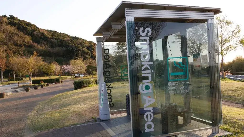 Gdzie na lotnisku można palić? Sprawdź, gdzie znajdziesz strefy dla palaczy