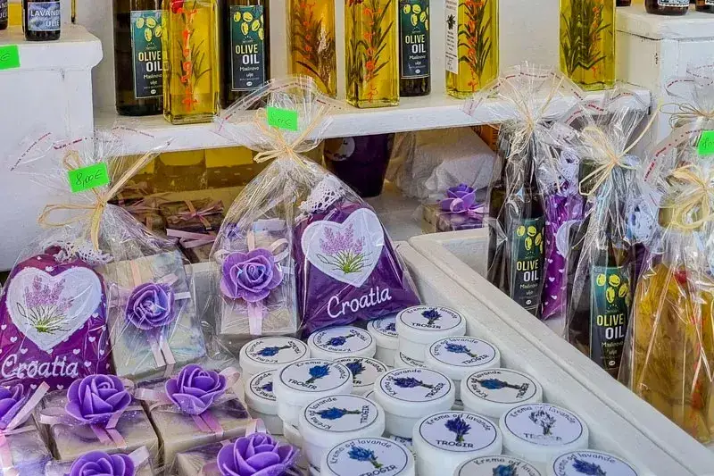 Co warto kupić w Chorwacji? Odkryj unikalne pamiątki i smaki