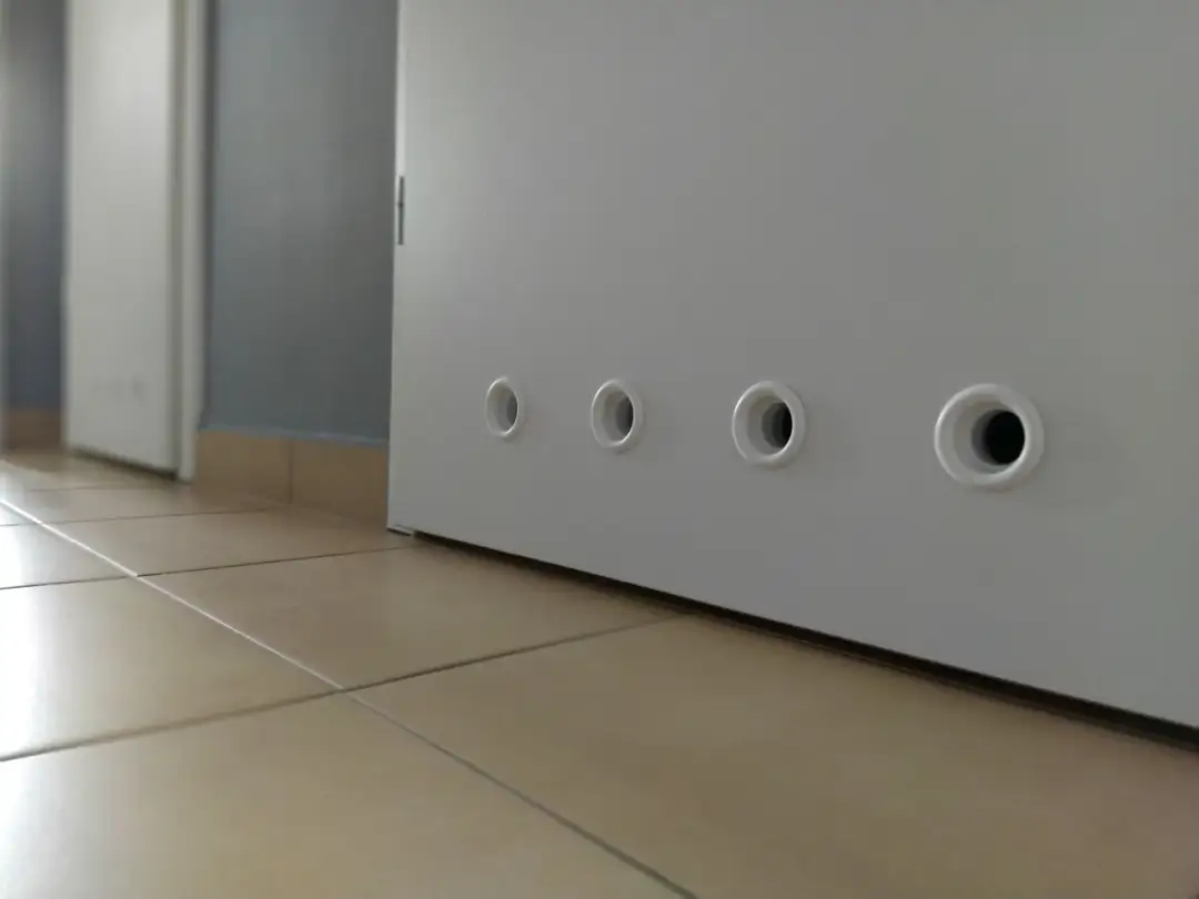 Jak prawidłowo zamontować kółka wentylacyjne do drzwi łazienkowych - poradnik