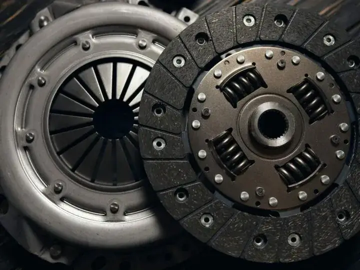 Objawy awarii sprzęgła – jak rozpoznać problem i uniknąć kosztownych napraw