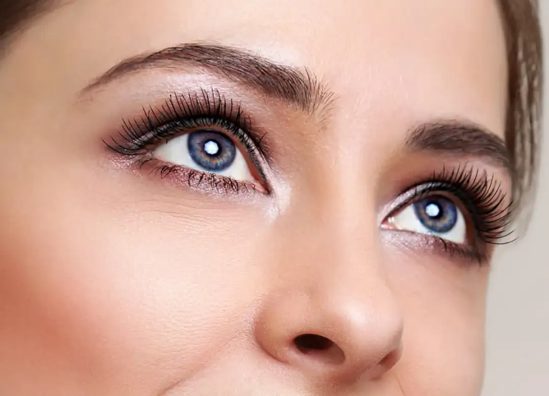 Jak powiększyć oczy makijażem - sprawdzone techniki i triki