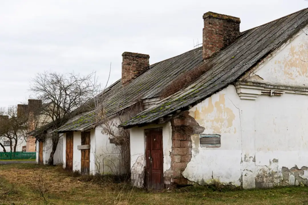 Azbest na dachu: Jak usunąć go bezpiecznie i uniknąć zagrożeń zdrowotnych