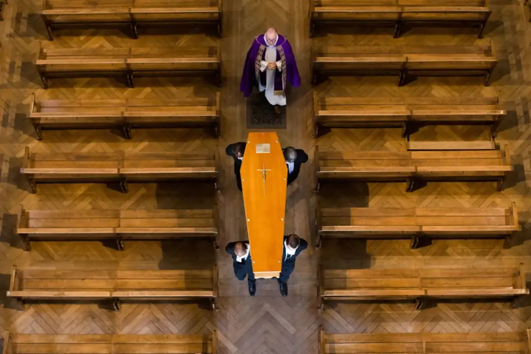 Ile zarabia grabarz? Poznaj prawdę o zarobkach w tej profesji