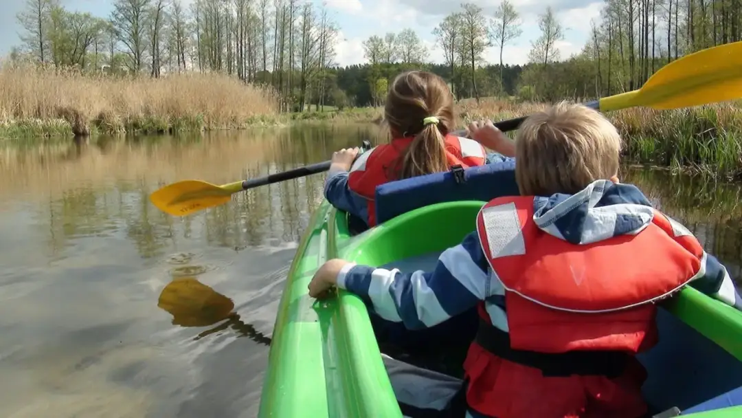 Najlepsze miejsca na kajaki w Mazurach – uniknij tłumów i ciesz się naturą