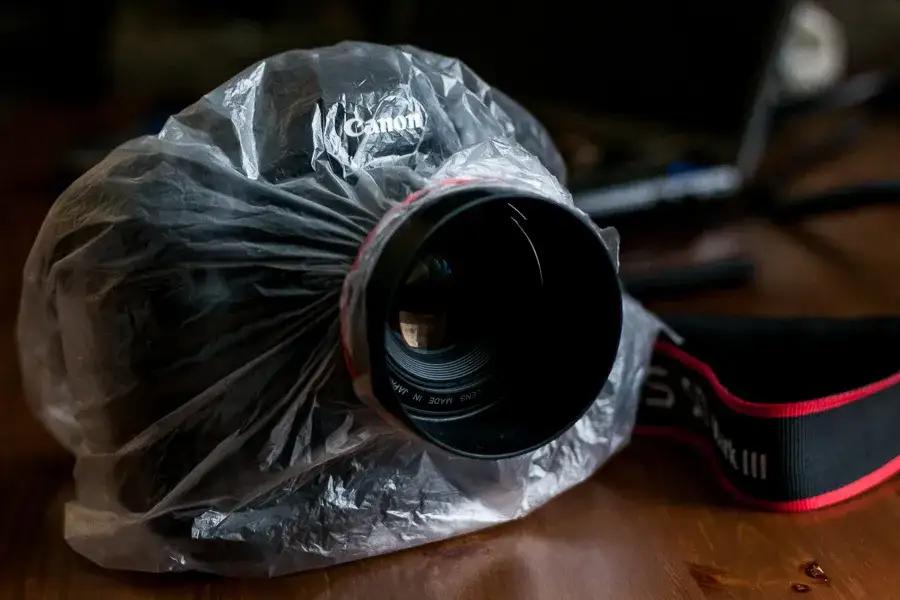 Jak zabezpieczyć aparat przed deszczem? Skuteczne metody i akcesoria