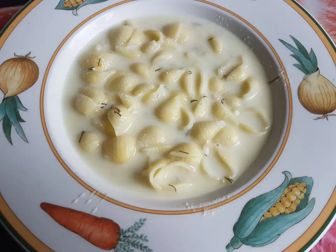 Co ugotować na serwatce? Przepisy na pyszne dania i zdrowe desery