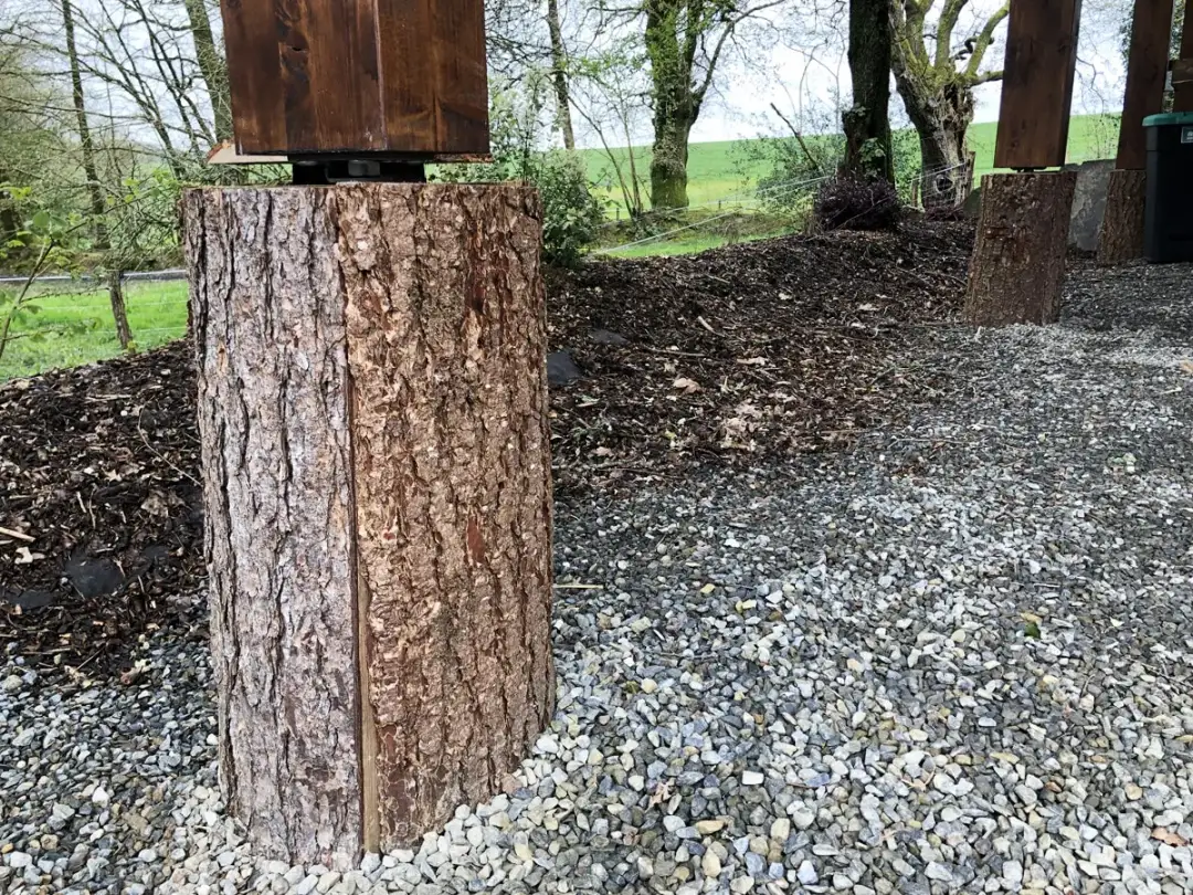 Habillage poteau béton extérieur : 5 solutions pratiques et esthétiques