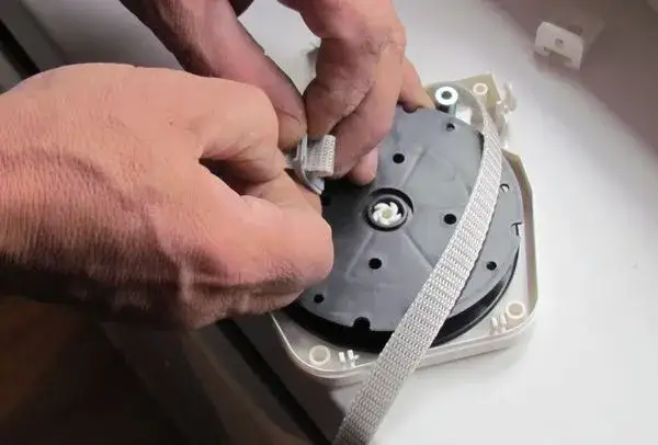 Prosty montaż zwijacza rolety zewnętrznej bez błędów i komplikacji