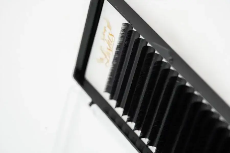 Rzęsy na pasku vs kępki - które sprawdzą się lepiej?