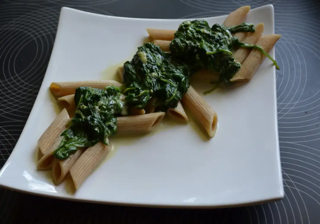 Penne w sosie szpinakowym - prosty przepis na pyszne danie