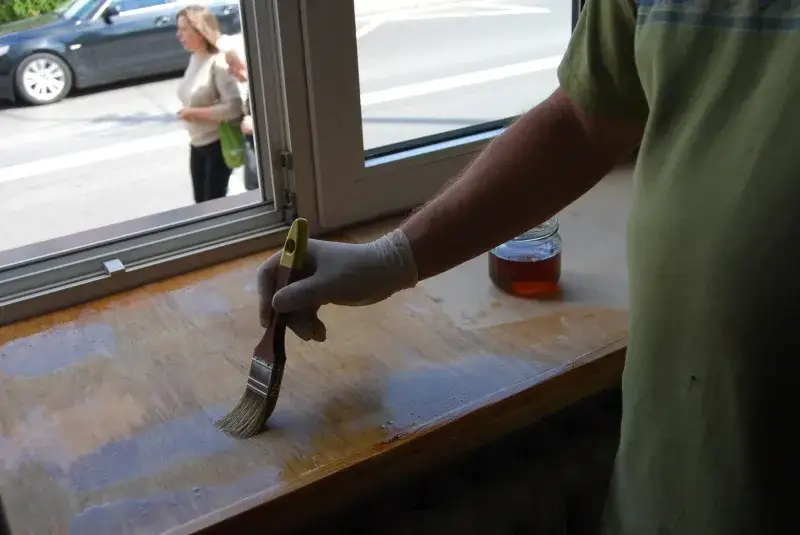 Jak odnowić drewniany parapet – proste kroki, które ochronią go przed zniszczeniem