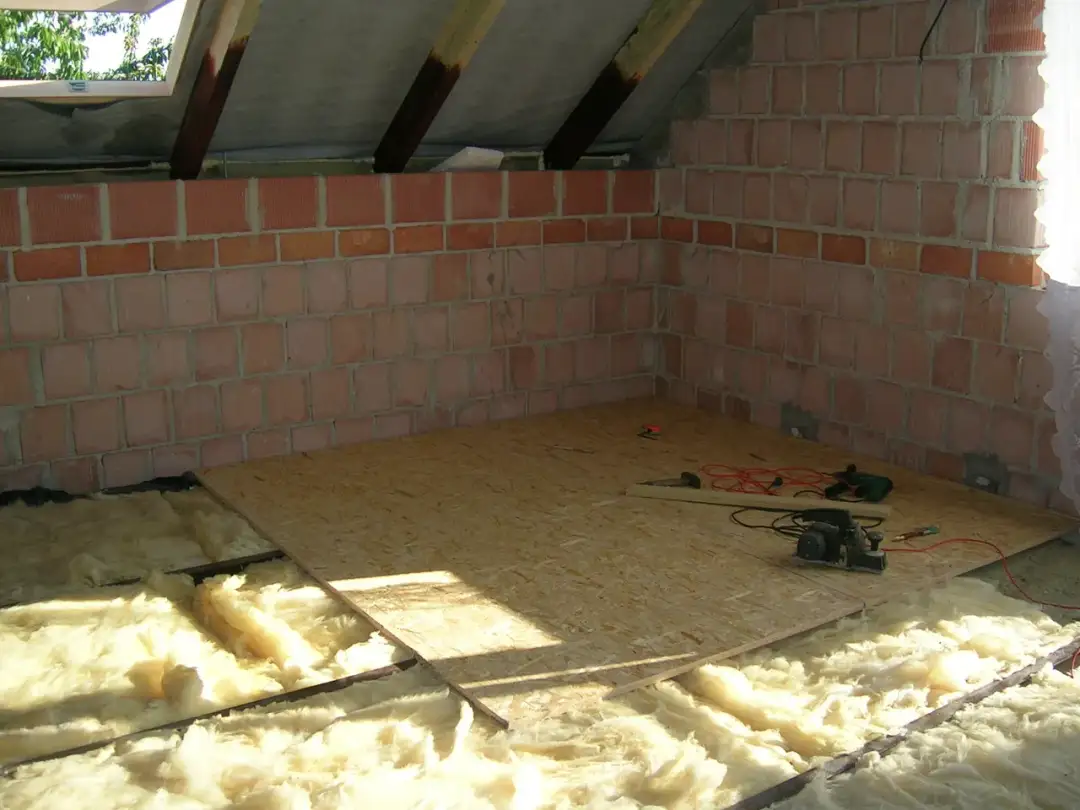 Jak wygłuszyć strop drewniany skutecznie i bez zbędnych kosztów