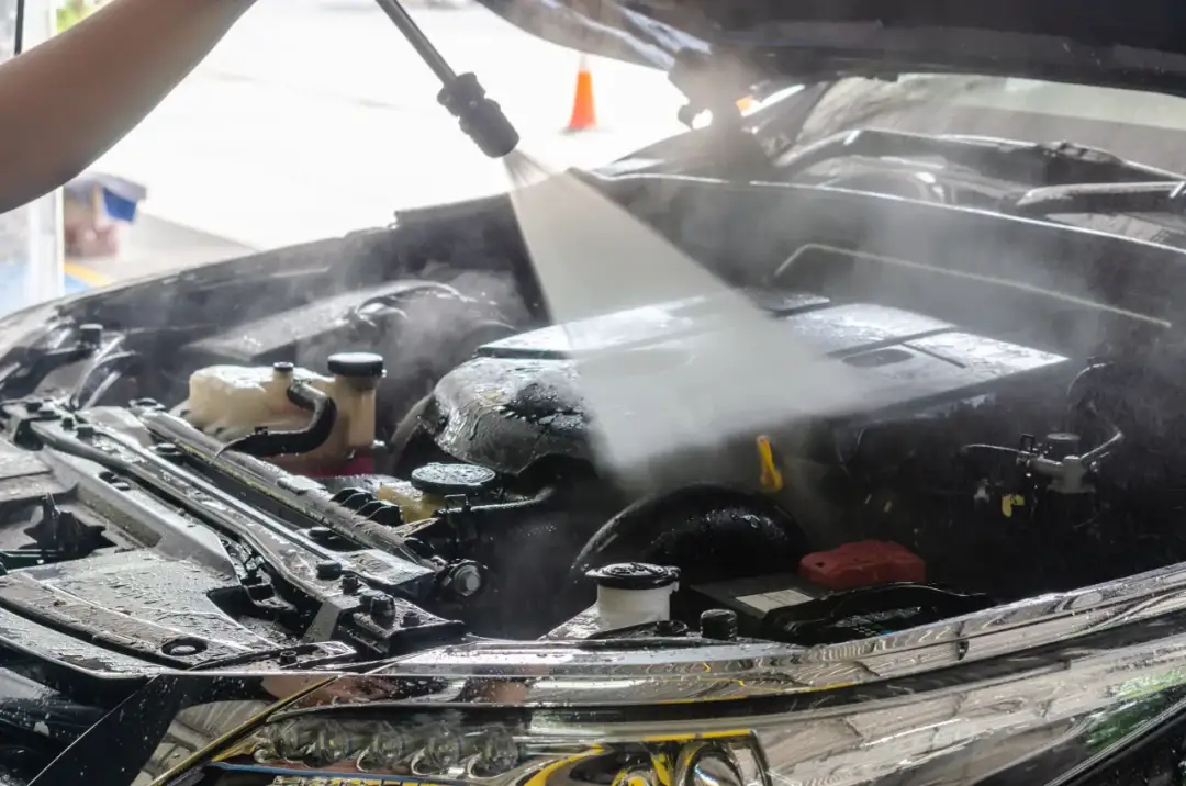 Czy można myć silnik w samochodzie bez ryzyka uszkodzeń?