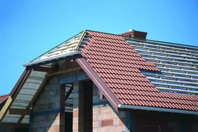 Jak zabezpieczyć strop przed deszczem i uniknąć kosztownych szkód