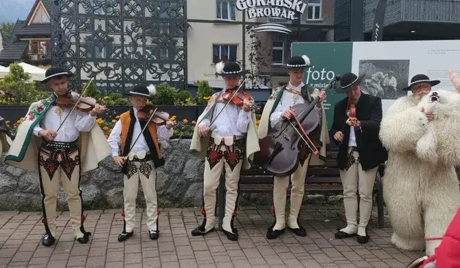 Kto śpiewał Białego misia? Historia i wykonawcy hitu