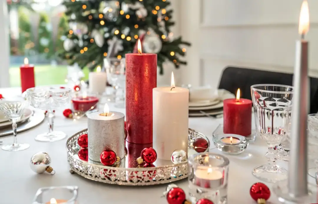 Świąteczna dekoracja na stół: pomysły na magiczną atmosferę