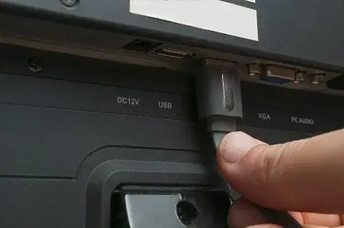 Jak uporządkować kable za telewizorem, aby uniknąć bałaganu i zyskać estetykę