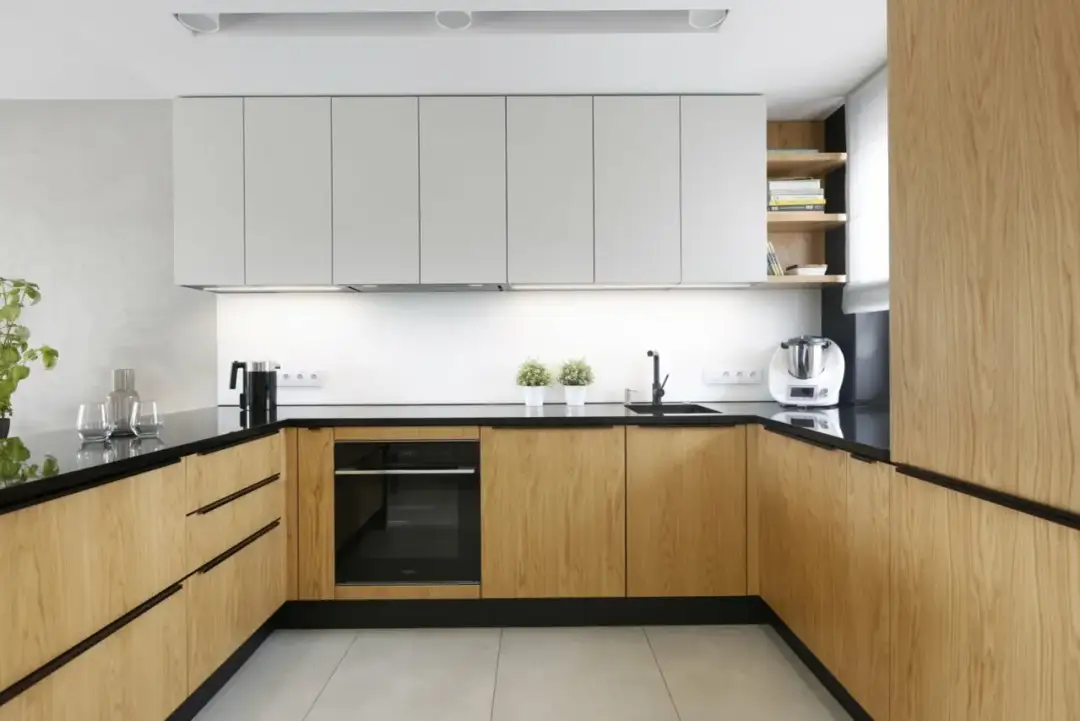 Kuchnia z dębu naturalnego - elegancja i funkcjonalność wnętrza