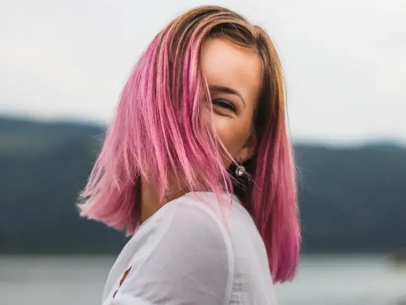 Jak farbować włosy bibułą? Praktyczne wskazówki i efekty tej metody