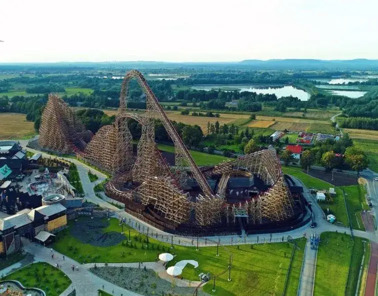 Gdzie poczuć dreszczyk emocji na rollercoasterach w Polsce? Top 3