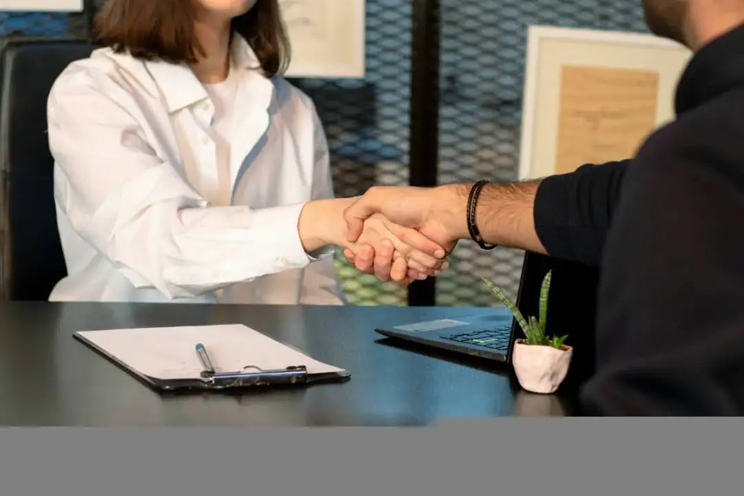 Jak ubrać się na rozmowę o pracę do Biedronki i nie popełnić błędów