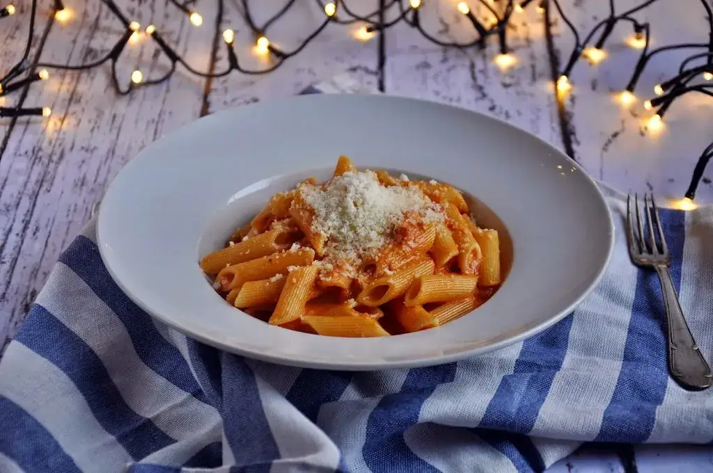 Przepis na makaron z kremowym sosem pomidorowym - szybki obiad