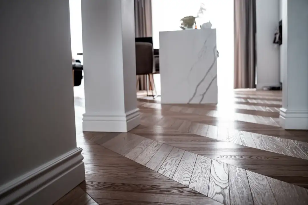 Listwy przypodłogowe 8 czy 10 cm - Które wybrać do swojego wnętrza? Listwy przypodłogowe 8 czy 10 cm - Które wybrać do swojego wnętrza?