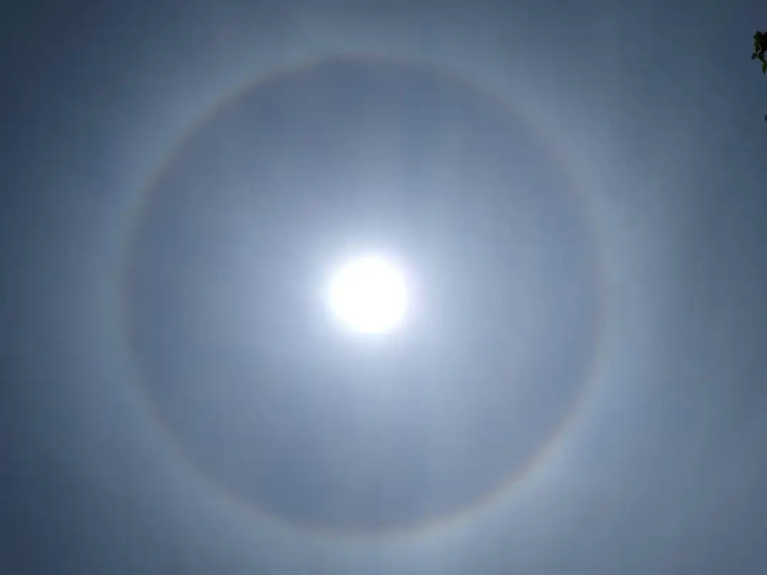 Jak powstaje zjawisko halo? Zaskakujące fakty o refrakcji światła