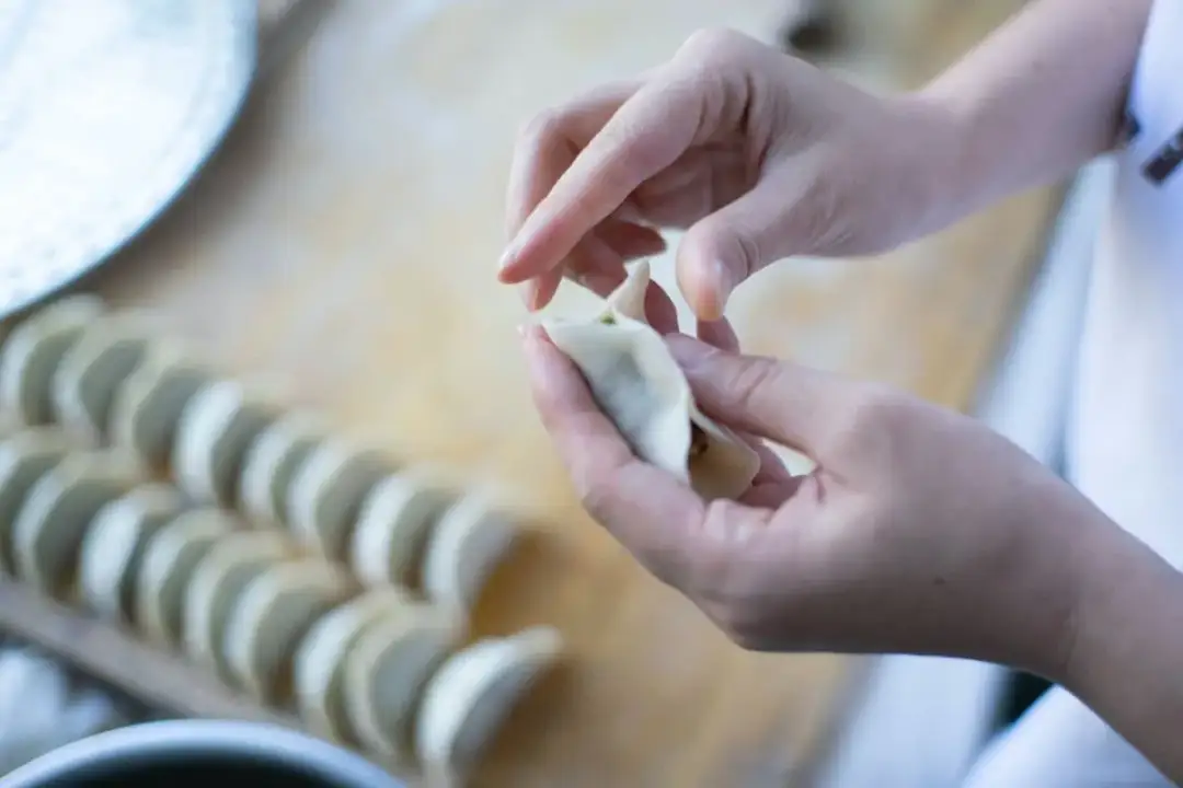 Jak gotować pierogi mrożone z truskawkami: proste sposoby na smakowite danie