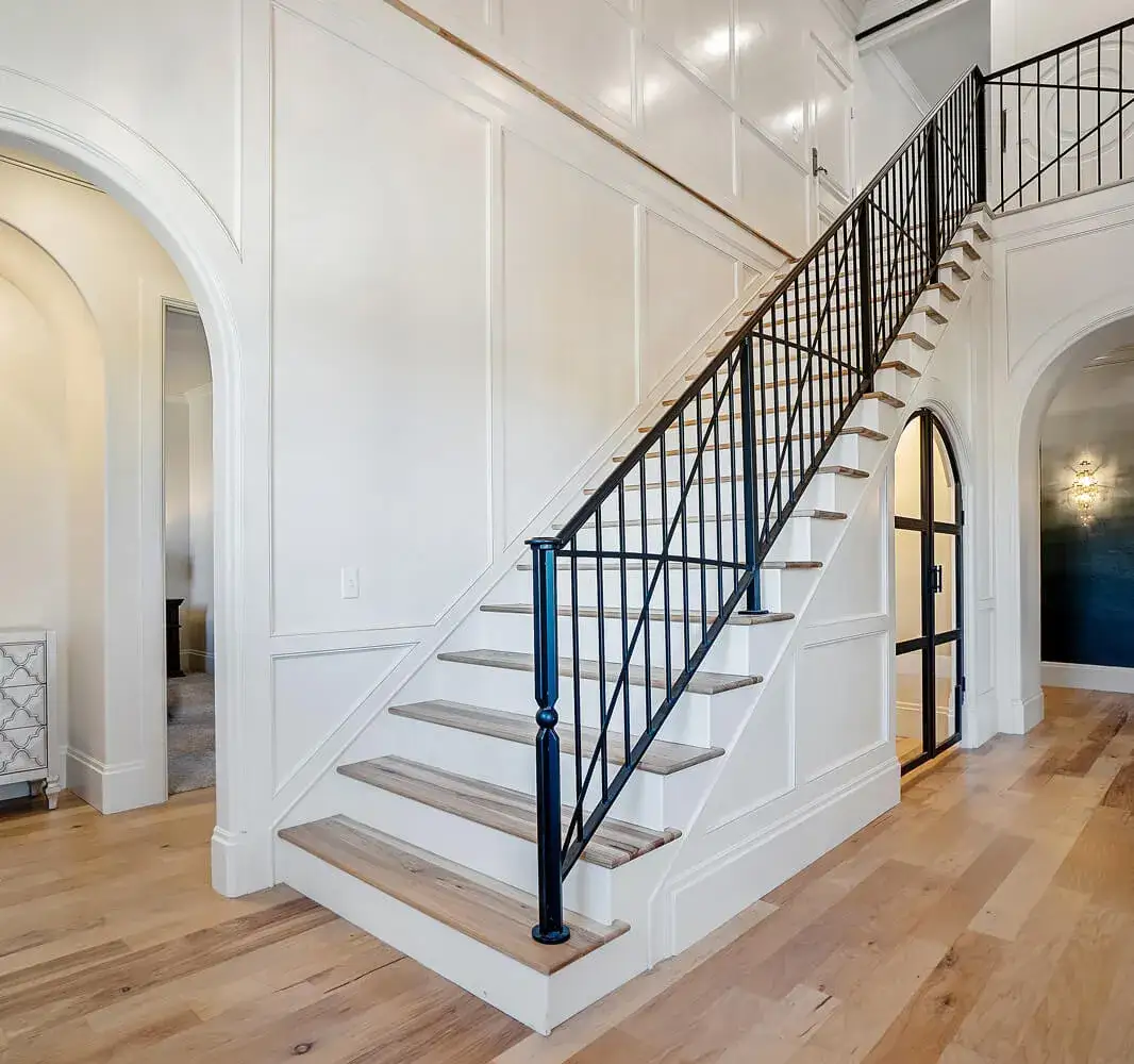 Co położyć na ściany na klatce schodowej, by uniknąć nudnych wnętrz?