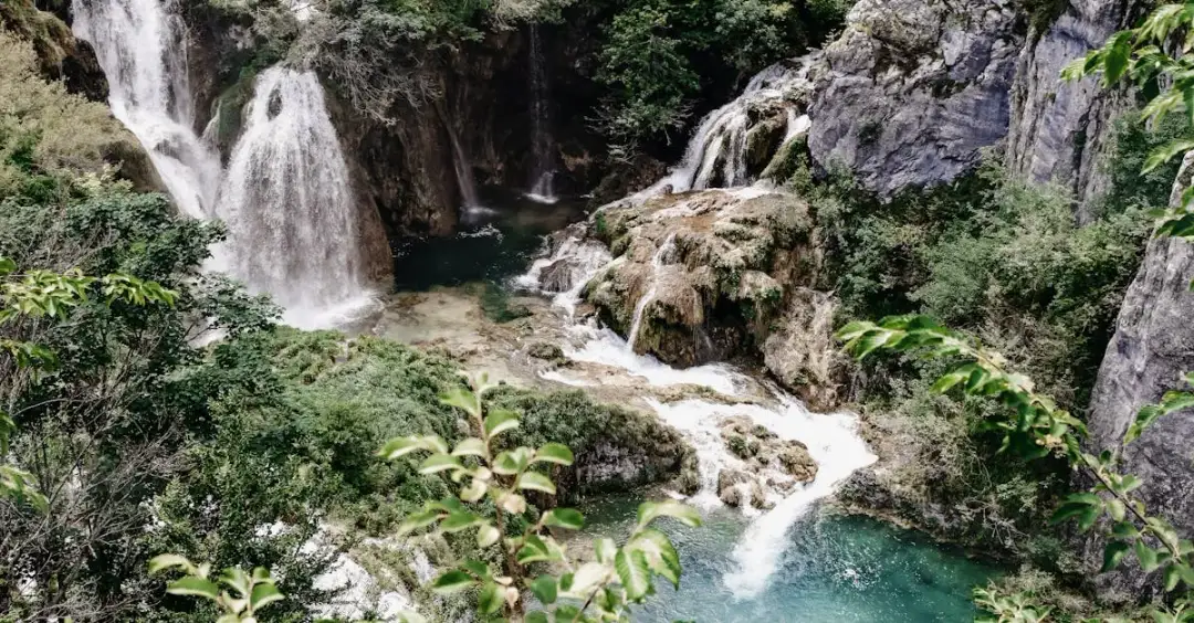 Jak dojść do Wodospadu Kamieńczyka? Wybierzmy najlepszą trasę!