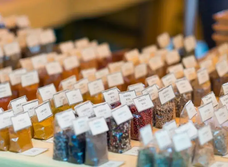 Jak wyrzucać opakowania po przyprawach? Odpady, które można uratować