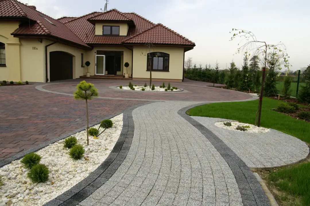 Kostka brukowa przed czy po elewacji? Uniknij kosztownych błędów