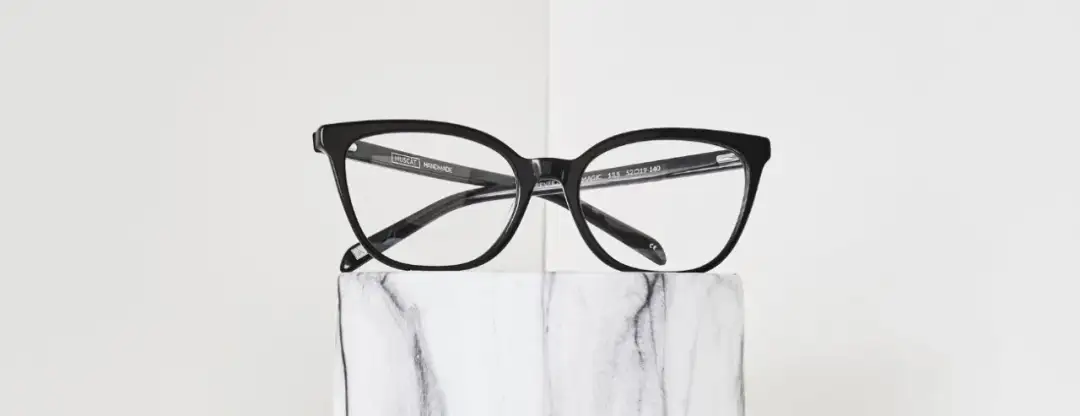 Co to jest antyrefleks i jak poprawia komfort widzenia?