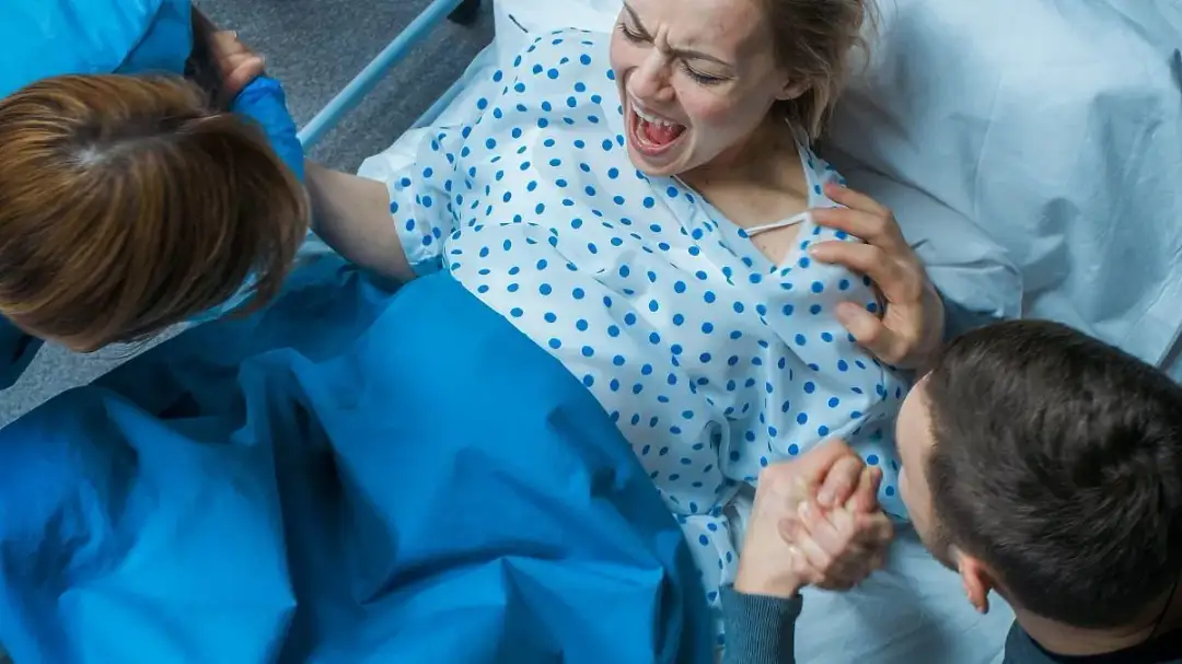 Cesarka czy poród naturalny - co bezpieczniejsze? Fakty i mity