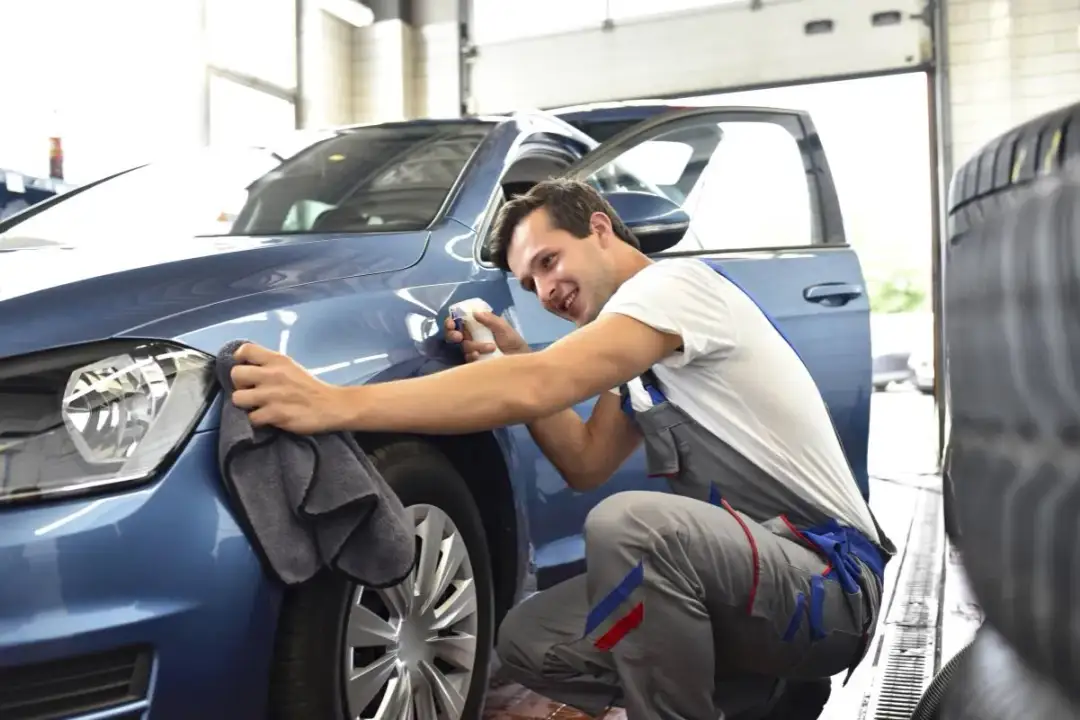 Jak dbać o wosk na aucie, aby uniknąć uszkodzeń lakieru