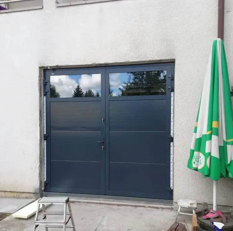 Jakie drzwi do garażu wybrać: porównanie rodzajów i właściwości 2025