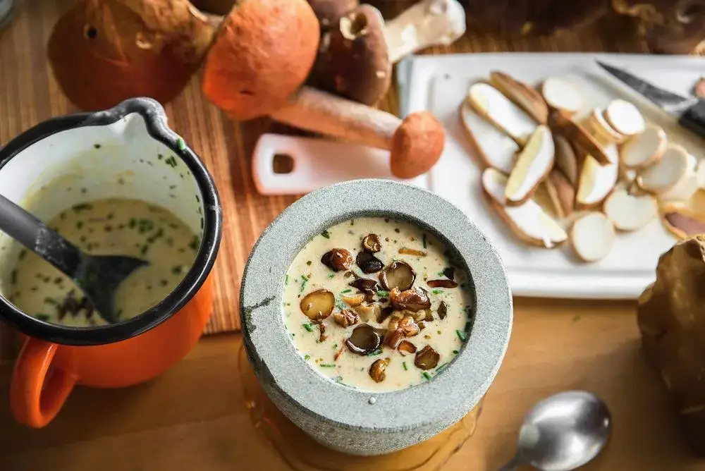Jak ugotować zupę grzybową ze świeżych grzybów – prosty przepis na smakowitość